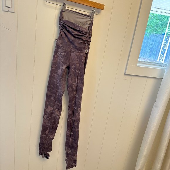 Lulu Lemon footed Leggings - Picture 1 of 4
